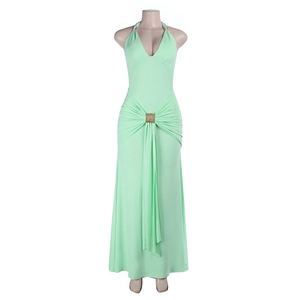 Détail d'une robe maxi dos nu vert menthe avec col en V et boucle dorée à la taille