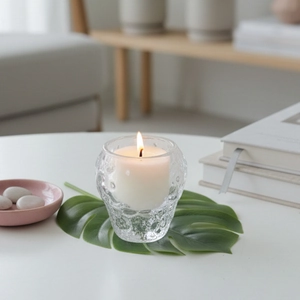 Minimalistischer Glaskerzenhalter Erdbeere mit weißer Kerze und Blatt für INS-Deko-Stil