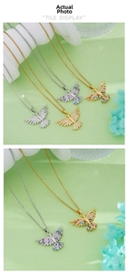 Détail du pendentif aile d'ange avec strass colorés sur chaînes dorées et argentées