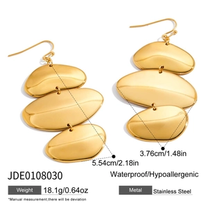 Détail de boucles d'oreilles galets dorés à trois couches avec mesures de taille