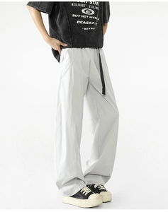 Detalle de pantalón casual de pernera ancha gris claro con cintura elástica y cordón largo