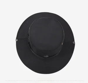 Vue de dessus d'un chapeau de soleil noir d'extérieur avec large bord et écusson