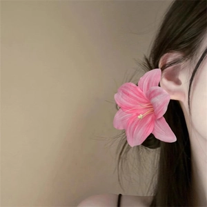 Pink lily hair clip for women with realistic fabric petals and yellow stamen on side hair