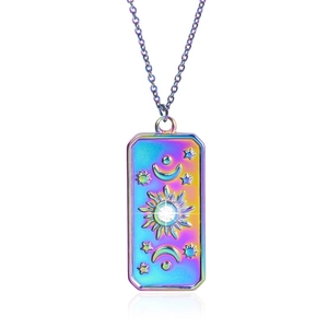 Detail eines Himmelsanhängers mit schillerndem Regenbogen-Finish und weißem Kristall