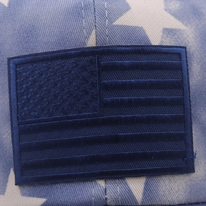 Détail de la broderie du drapeau américain et étoiles blanches sur casquette bleue