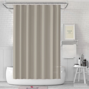 Detail eines wasserdichten beigen PEVA-Duschvorhangs mit Metallhaken im modernen Badezimmer
