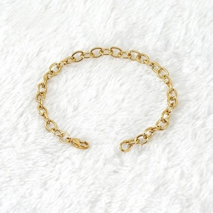 Detail of 18K gold chain bracelet with oval links and a secure lobster clasp closure