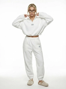 Ensemble de survêtement en polaire blanche avec haut demi-zip et pantalon avec logo