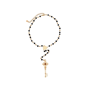 Collier vintage à perles noires avec pendentif clé en croix dorée sur fond blanc