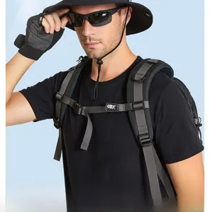 Détail de la sangle de poitrine réglable sur un sac à dos de randonnée professionnel