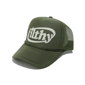 Détail de la casquette trucker vert foncé avec logo filthy blanc et filet arrière