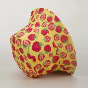 Gros plan détaillé du chapeau bob jaune avec imprimé fraises sur tissu en sergé coton