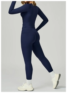 Detailansicht der dunkelblauen Yoga-Leggings mit Seitentaschen und eng anliegendem Oberteil