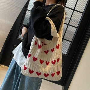 Bolso tote de punto blanco crema con corazones rojos y textura de punto de trenza