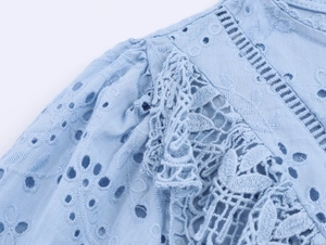 Dettaglio camicia celeste con ricami traforati e cuciture delicate in pizzo finissimo