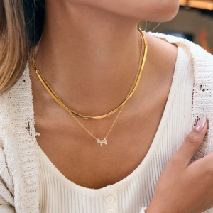 Ensemble de colliers superposés en acier plaqué or 18K avec pendentif nœud scintillant