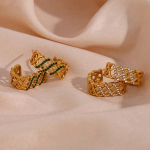 Boucles d'oreilles dorées en forme de C avec maille ajourée et pierres précieuses