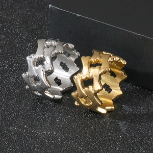 Dettaglio macro di anelli a catena scavata in acciaio al titanio lucido oro e argento
