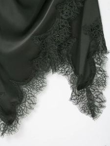 Macro de tissu satiné noir lisse avec bordure en dentelle cil délicate et textures fines