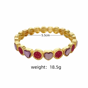 Détail du bracelet cœur doré avec un diamètre de 5,5 cm et un poids de 18,5 g.