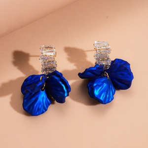 Boucles d'oreilles fleurs en acrylique plaqué or avec pétales bleus et cristaux