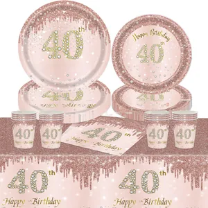 Detail von roségoldenem Partygeschirr zum 40. Geburtstag mit Glitzer-Design-Textur