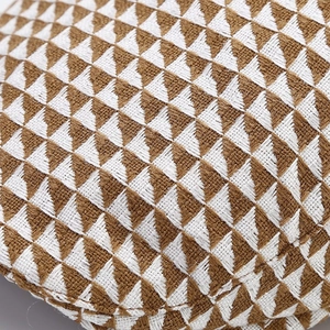 Dettaglio del cappello retrò con trama intrecciata a triangoli geometrici marroni e bianchi