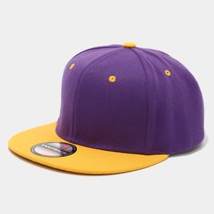 Dettaglio del cappellino snapback bicolore viola e giallo con visiera piatta e cuciture