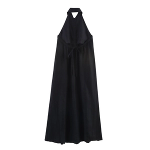 Détail d'une robe longue dos nu noire avec attaches au dos et boutonnage simple élégant