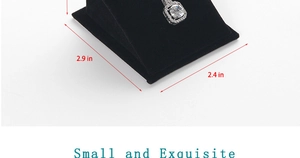 Vue détaillée du petit présentoir à bijoux en velours noir de 2,9 et 2,4 pouces