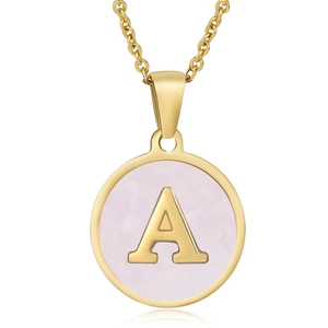 Collier en acier doré avec pendentif lettre A sur incrustation de nacre rose