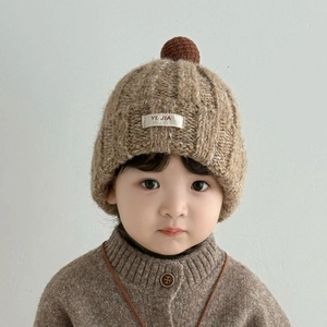 Warme Winterstrickmütze für Kinder mit Bommel in Hellbraun, gemütlicher Beanie-Stil