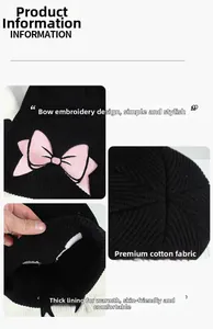 Dettaglio del ricamo a fiocco rosa e della fodera calda sul berretto di maglia nero