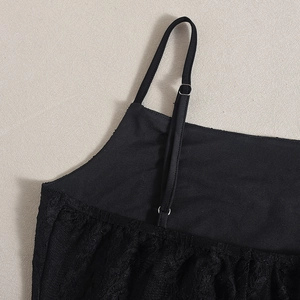Détails macro des bretelles réglables et boucles en métal sur le body en dentelle noire