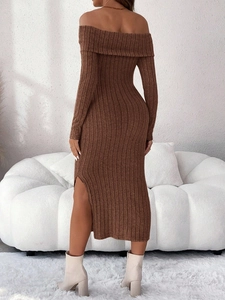 Dettaglio di un abito premaman in maglia marrone con spacco laterale ed elegante scollo a barchetta