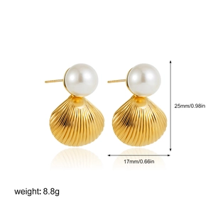Détail des boucles d'oreilles ginkgo en or 18 carats avec perles et taille 25mm x 17mm