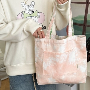 Borsa tote in tela tie-dye artistica con motivi rosa e una grande tasca frontale