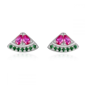 Gros plan de boucles d'oreilles pastèque en argent serties de zircons rouges et verts