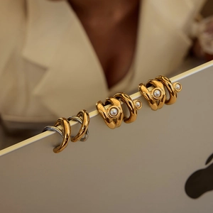 Orecchini a clip in acciaio inossidabile oro e argento con perle su laptop