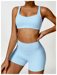 Détail de l'ensemble brassière de sport dos nageur et short bleu clair sur modèle