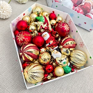 Coffret détaillé de boules de Noël assorties rouges et dorées et de mini figurines