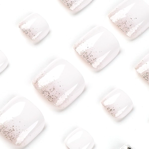 Faux ongles blancs carrés pour pieds avec dégradé pailleté argenté sur fond blanc