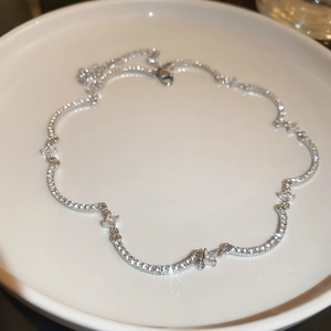 Dettaglio macro della collana choker argento con pavé di zirconi e accenti a stella