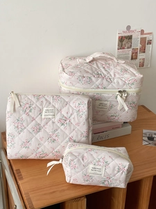 Tre dimensioni di trousse trapuntate a fiori rosa per l'organizzazione dei viaggi