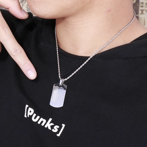 Collier avec pendentif rectangulaire argenté poli et chaîne torsadée sur un mannequin