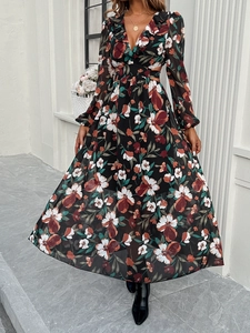 Détail de robe longue imprimée à manches longues avec col en V et découpes à la taille