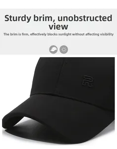 Vue détaillée de la texture du tissu sergé et de la broderie premium de la lettre R sur casquette