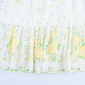 Completo due pezzi bianco a fiori con ricamo giallo e orlo della gonna a balze