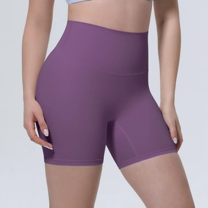 Détail du short de yoga violet à taille haute montrant le tricot sans couture et la compression