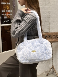 Sac fourre-tout en fausse fourrure pelucheuse bleu clair et blanc avec doubles bandoulières